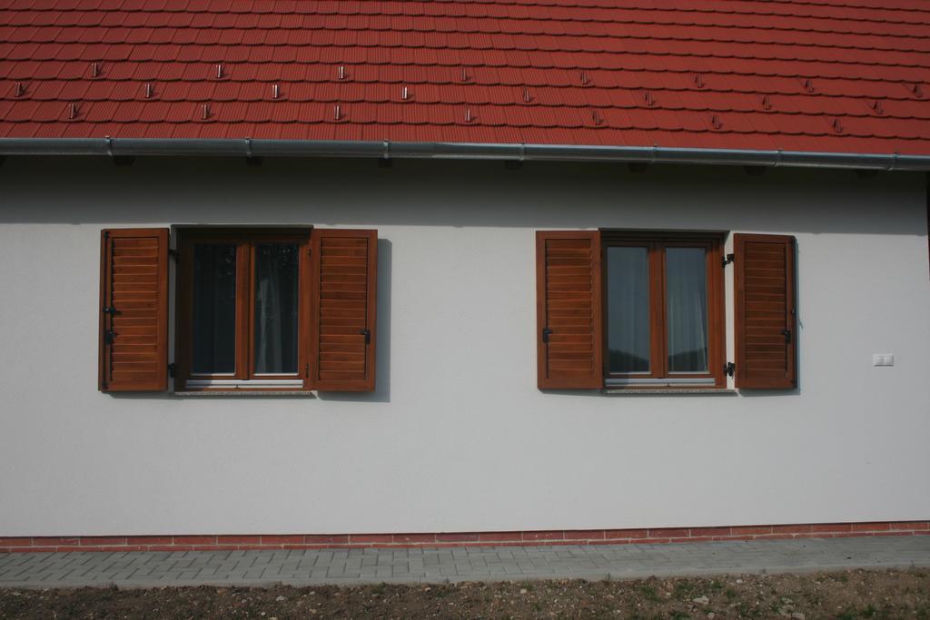Malomko Apartman Zsira Экстерьер фото